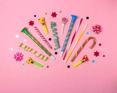 Renkli kutlama arka plan çeşitli parti konfeti, flamalar ve dekorasyon ile. En az parti kavramı. Düz yatıyordu.