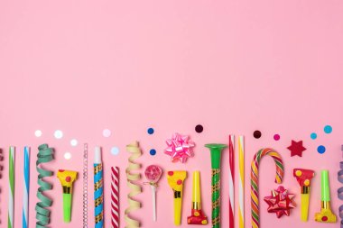 Renkli kutlama arka plan çeşitli parti konfeti, flamalar ve dekorasyon ile. En az parti kavramı. Düz yatıyordu.