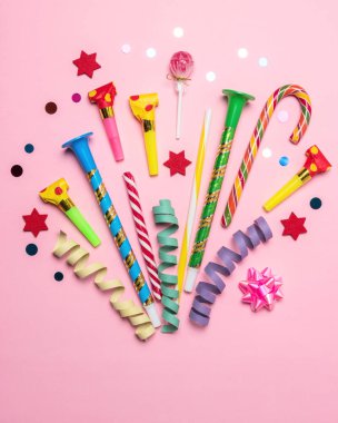 Renkli kutlama arka plan çeşitli parti konfeti, flamalar ve dekorasyon ile. En az parti kavramı. Düz yatıyordu.