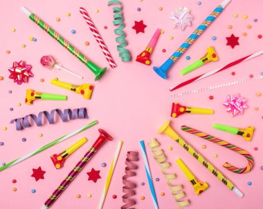 Renkli kutlama arka plan çeşitli parti konfeti, flamalar ve dekorasyon ile. En az parti kavramı. Düz yatıyordu.