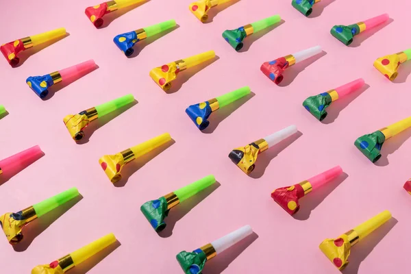 다채로운 축 하 파티 송풍기 뿔 패턴입니다. 최소한의 파티 개념입니다. 평면 배치. — 스톡 사진