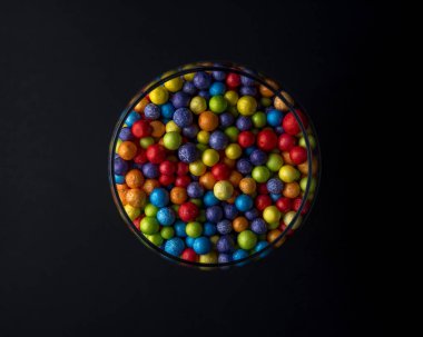 Şarap kadehi ve renkli konfeti kutlama arka plan. En az parti konsept.