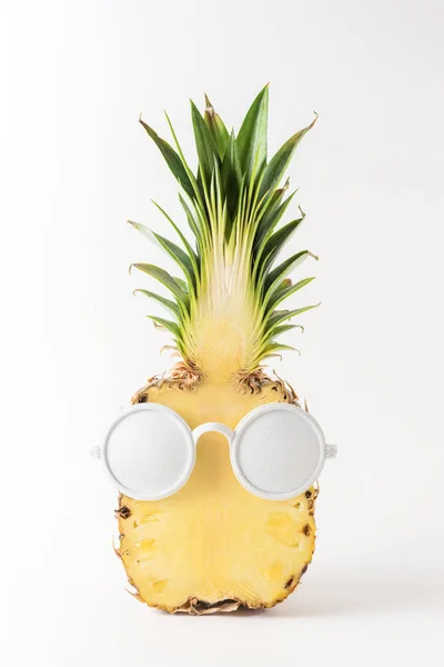 Ananas affettato con occhiali da sole bianchi su sfondo bianco. Concetto creativo estate minima . — Foto Stock