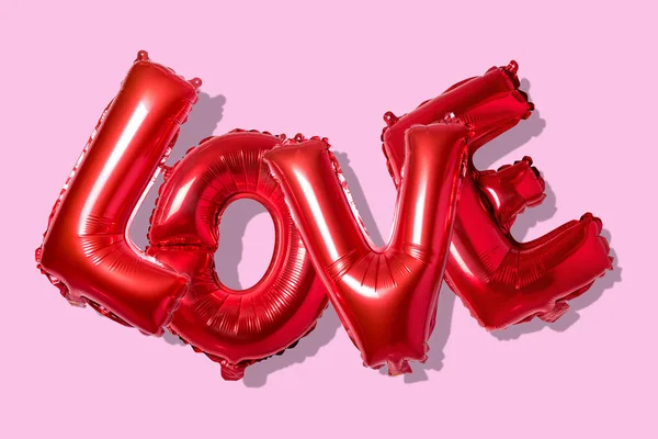Слово любовь по-английски habet из красных воздушных шаров на ярком фоне. Минимальная концепция любви . — стоковое фото