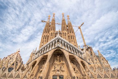 Barselona, İspanya -14 Mart 2019: Barcelona, İspanya 'da büyük bir Roma Katolik kilisesi olan Sagrada Familia' nın görüntüsü. Katalan mimar Antoni Gaudi tarafından tasarlandı..