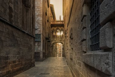 Barcelona, İspanya'nın Barri Gotic çeyreğinde binalar arasında köprü görünümü.