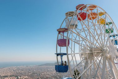 Renkli dönme dolap Tibidabo eğlence Park'ta mavi gökyüzü arka plan, Barcelona, İspanya.