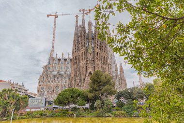 Barselona, İspanya -14 Mart 2019: Barcelona, İspanya 'da büyük bir Roma Katolik kilisesi olan Sagrada Familia' nın görüntüsü. Katalan mimar Antoni Gaudi tarafından tasarlandı..