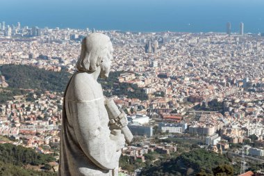 Şehir Barcelona Tapınağı Kutsal Kalp İsa'nın Mount Tibidabo üzerinde üzerinde gözlemleyerek havari heykeli.