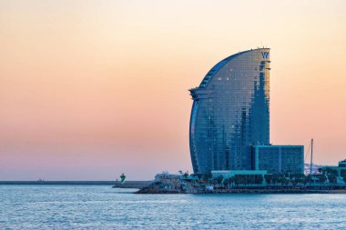 Barcelona, İspanya - 15 Mart 2019 Barceloneta Beach ve W Hotel Barcelona, İspanya.