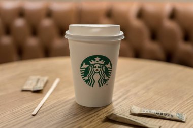 Barselona, İspanya - 17 Mart 2019: Masada Starbucks logosu olan bir fincan kahve.