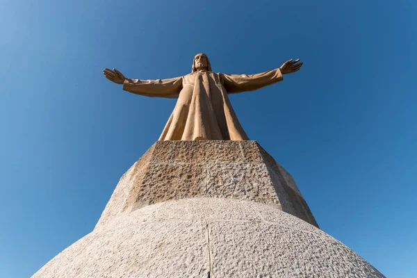 Иисус Христос на вершине Храма Святого Сердца Иисуса на горе Тибидабо против голубого неба, Барселона, Испания . — стоковое фото