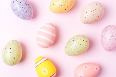 Pembe bir arka plan üzerinde renkli Paskalya yumurtaları. En az Paskalya kavramı.