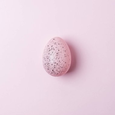 Pembe bir arka plan üzerinde renkli Paskalya yumurtası. En az Paskalya kavramı. 