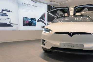 Barselona, İspanya - 14 Mart 2019: Passeig de Gracia yakınlarındaki Tesla araba mağazası içinde elektrikli araba X modeli bulunan lüks alışveriş caddesi.