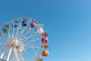 Lunaparktaki renkli dönme dolap Tibidabo mavi gökyüzünün arka planı, Barcelona, İspanya.
