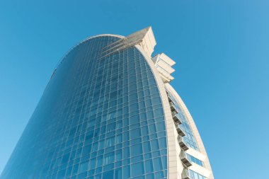 Barcelona, İspanya - 17 Mart 2019: Barcelona limanındaki Hotel Vela (Sail Hotel) olarak bilinen W otelinin görüntüsü. İspanya.