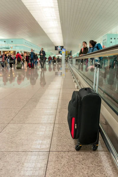 Koffer in de vertrekhal op luchthaven. Travel concept. — Stockfoto