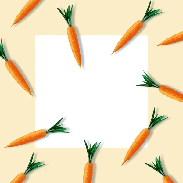 Творчий великодній візерунок, зроблений з моркви на жовтому тлі. Мінімальна Великодня композиція. Плоский шар . — стокове фото