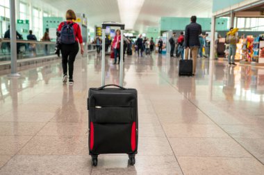 Kalkış salonu havaalanında bavul. Seyahat kavramı.