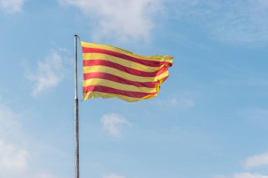 Catalonia bayrağı mavi gökyüzü arka plan üzerinde.