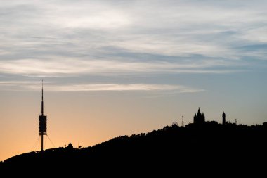 Gün batımında Tibidabo Hill'de Barcelona şehir silüeti. İspanya.