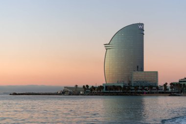 Barcelona, İspanya - 17 Mart 2019: Barceloneta Sahili ve Barcelona, İspanya 'daki W Oteli.