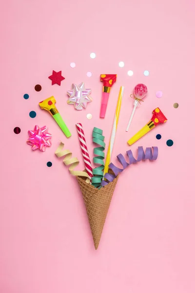 De achtergrond van de kleurrijke viering met ijsje, diverse partij confetti, streamers en decoratie. Minimale partij concept. Plat leggen. — Stockfoto