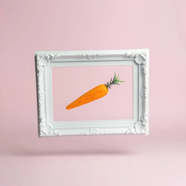Великодня морква з білою старовинною рамкою. Концепція мінімального Великодня . — стокове фото