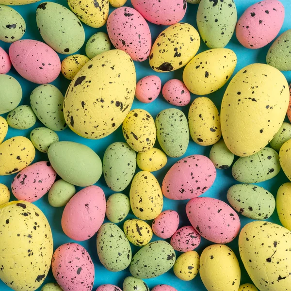 Wielkanoc kompozycja wykonana z kolorowych jaj. Minimalna koncepcja Wielkanocna. — Zdjęcie stockowe