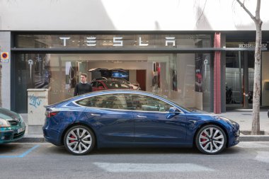 Barselona, İspanya - 14 Mart 2019: Tesla otomobil mağazası Passeig de Gracia lüks alışveriş caddesi yakınında Tesla elektrikli araba modeli 3.