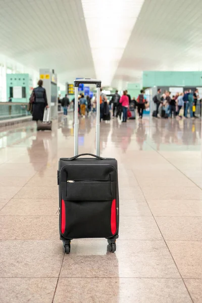 Koffer in de vertrekhal op luchthaven. Travel concept. — Stockfoto