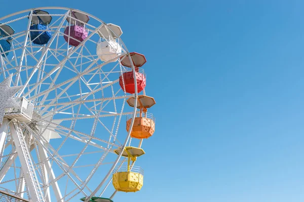 Barevné ferris wheel v zábavní park Tibidabo na pozadí modré oblohy, Barcelona, Španělsko. — Stock fotografie