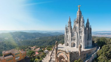 Mavi gökyüzü karşı Mount Tibidabo üzerinde Isa Mesih 'in tapınak Kutsal Kalp, Barselona, Ispanya.