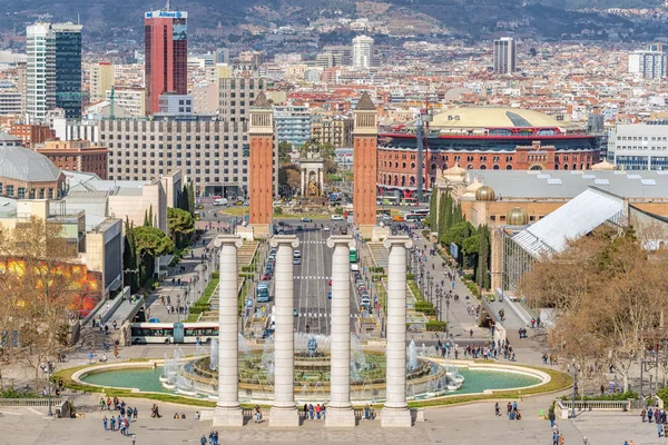 Vista da Plaza de Espana em Barcelona. Colunas Montjuic e fonte. Espanha . — Fotografia de Stock