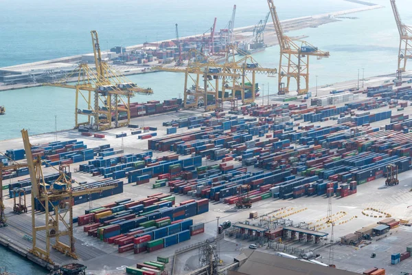 BARCELONA, İspanya - 12 Mart 2019: limanda çalışan vinçleri olan kargo gemileri. Lojistik ve ulaşım geçmişi.