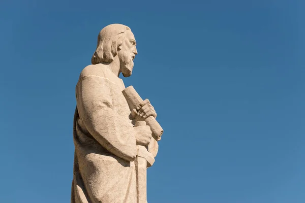 Statue de l'apôtre observant sur la ville Barcelone sur le Temple Sacré-Cœur de Jésus sur le Mont Tibidabo . — Photo