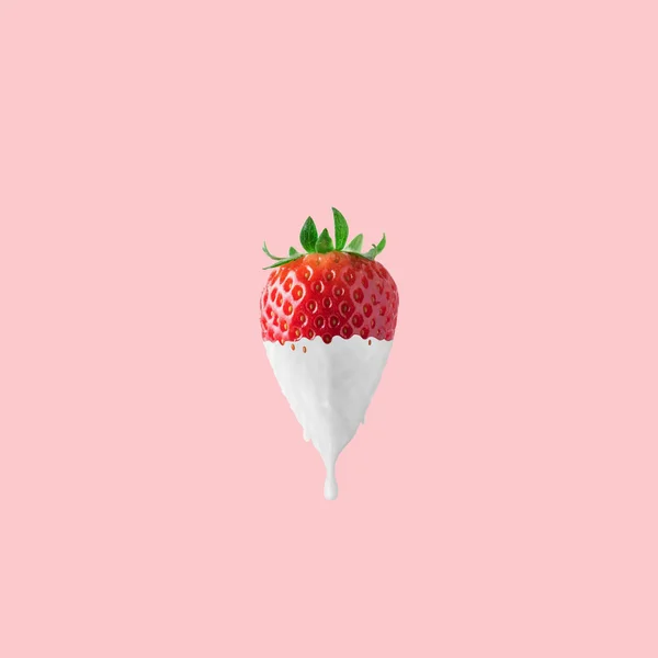 분홍색 배경에 떨어지는 흰색 페인트와 딸기. 최소한의 음식 개념. — 스톡 사진