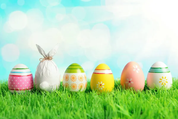 Easter Egg owinięte w papier w kształcie królika z kolorowych pisanek na zielonej trawie. Koncepcja wiosennych wakacji. — Zdjęcie stockowe