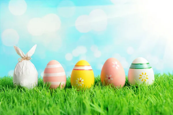 Easter Egg owinięte w papier w kształcie królika z kolorowych pisanek na zielonej trawie. Koncepcja wiosennych wakacji. — Zdjęcie stockowe