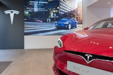 Barselona, İspanya - 14 Mart 2019: Tesla araba mağazası Passeig de Gracia lüks alışveriş caddesi yakınında içinde S elektrikli araba modeliyle.