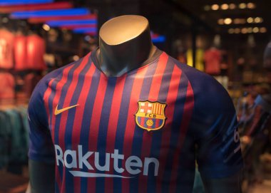 Barselona, Ispanya-11 Mart 2019: Barcelona 'da resmi mağaza FC Barcelona T-shirt.