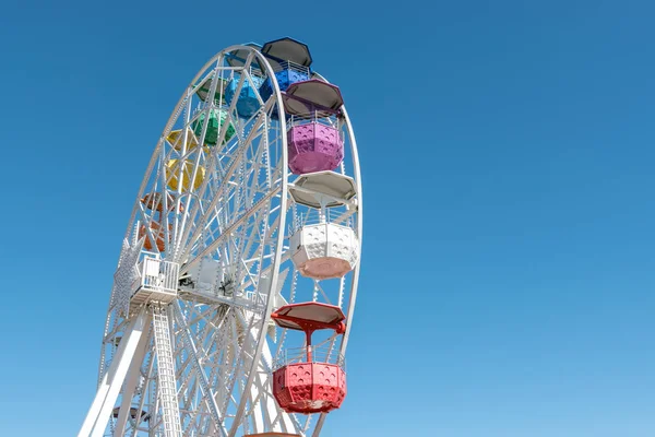 Roue ferris colorée dans le parc d'attractions Tibidabo sur fond de ciel bleu, Barcelone, Espagne . — Photo