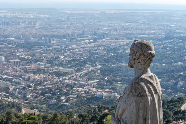 Estátua do apóstolo observando na cidade Barcelona no Templo Sagrado Coração de Jesus no Monte Tibidabo . — Fotografia de Stock