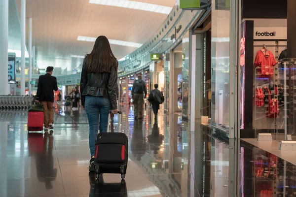 Jonge vrouw met koffer in de vertrekhal op het vliegveld. Reisconcept. — Stockfoto