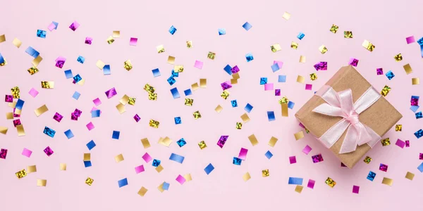 Kleurrijke viering achtergrond met verschillende partij confetti en geschenkdoos. Minimale partij concept. Vlakke lay. — Stockfoto