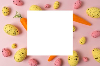 Pembe arka planda havuç ve renkli yumurta yaratıcı Paskalya deseni. Minimal Paskalya kompozisyon. Düz yatma.