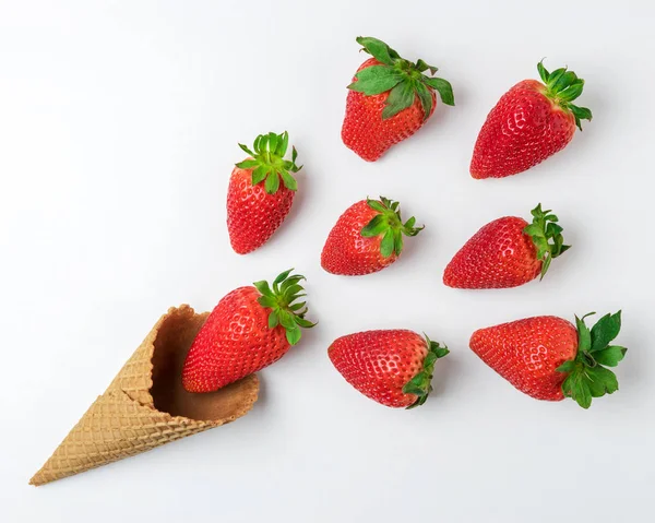 白い背景にイチゴとアイスクリームコーン。最小限の夏のコンセプト. — ストック写真