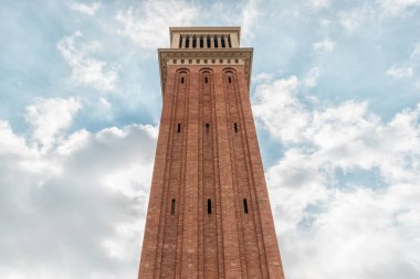 Barcelona'da Plaza de Espana üzerinde Venedik kuleleri. İspanya.
