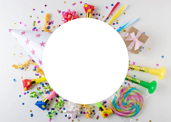 Fundo de celebração colorido com vários confetes partido, serpentinas e decoração. Conceito de festa mínima. Depósito plano . — Fotografia de Stock